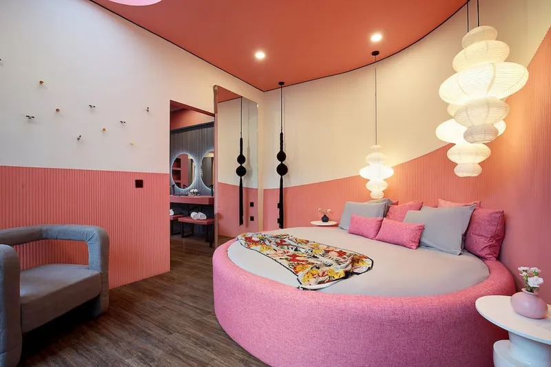 1 out of 6 enclosed bedrooms - stylish bed , AC + en suite