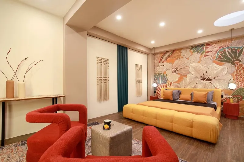 1 out of 6 enclosed bedrooms, super king size bed, AC + en suite bathroom